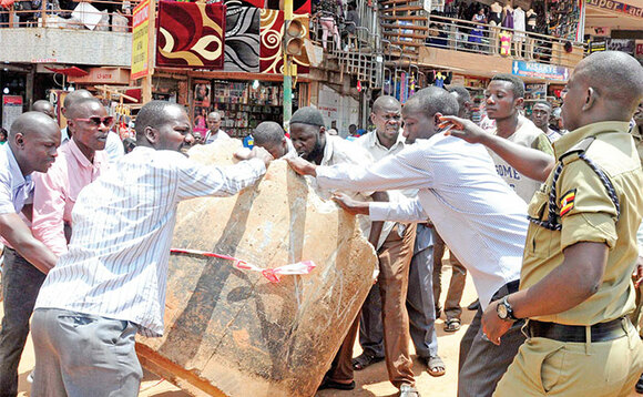 Abattakisi nga basindika ekigoma ekyabadde kiteereddwa mu luguudo lwa Luwum Street ku Lwokusatu okusobozesa mmotoka zaabwe okuyingira mu ppaaka. Abattakisi nga basindika ekigoma ekyabadde kiteereddwa mu luguudo lwa Luwum Street ku Lwokusatu okusobozesa mmotoka zaabwe okuyingira mu ppaaka.