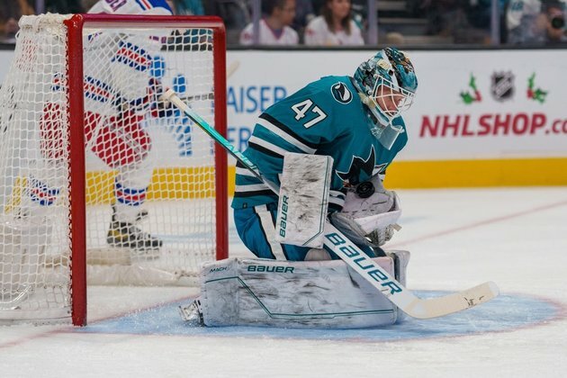 Rangers score late, hold off Sharks
