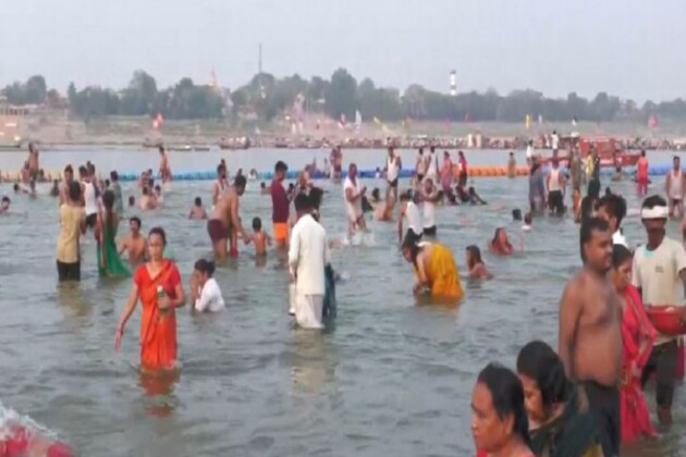 UP: Thousands of devotees take holy dip at Sangam in Prayagraj on occasion of Shravan Amvasya
