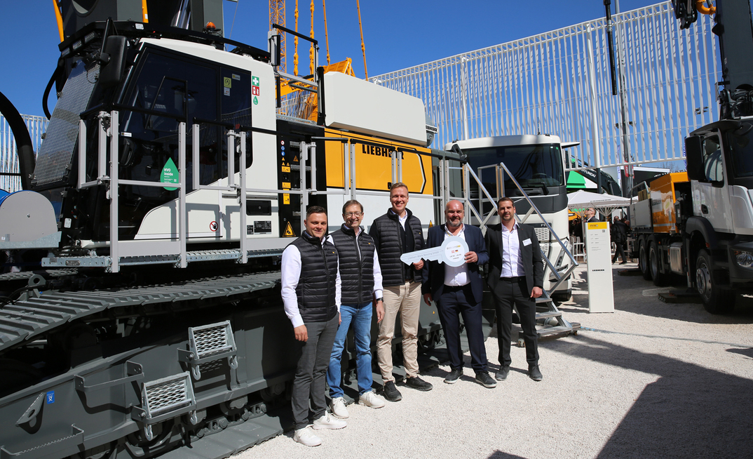 (L to R) Philip Gadletz, Hans Götz and Ludwig Gollwitzer (Borama Rent) at the handover with Christian Ogger and Christopher Dona (Liebherr) 