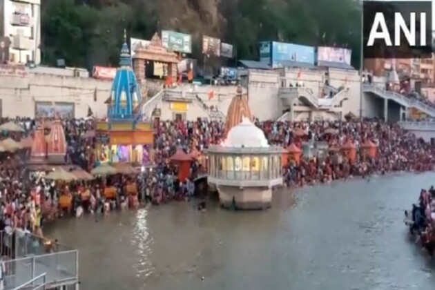 Uttarakhand: Devotees offer prayers, take holy dip on Baisakhi in Haridwar