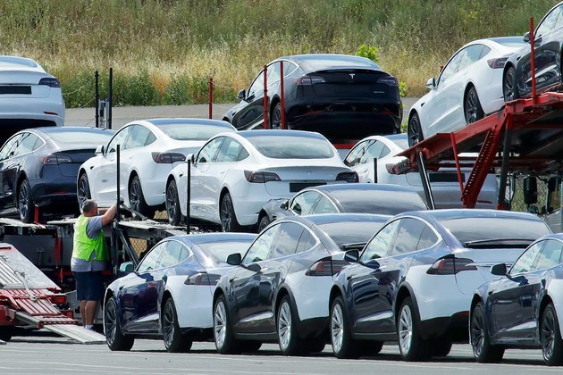 Biden Sets Goals for Boosting Electric Car Sales, Fuel Efficiency