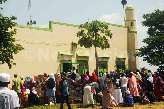  uslims queuing to receive food amiya opsque in oroti town 
