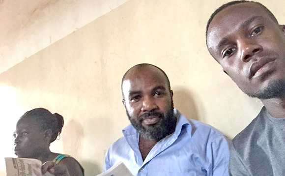 Edward Ssebuufu (wakati) ng'ali mu kasenge awakuumirwa abasibe e Gulu. Edward Ssebuufu (wakati) ng'ali mu kasenge awakuumirwa abasibe e Gulu.