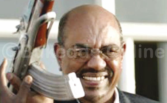 Pulezidenti Bashir ng’akutte emmundu. Pulezidenti Bashir ng’akutte emmundu.