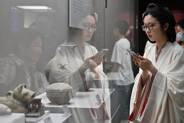 Chinese youth rediscover the past while on vacation