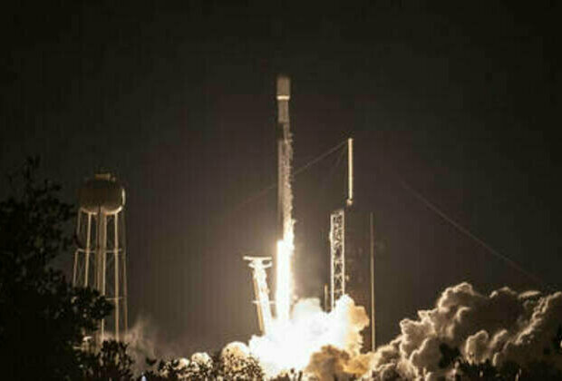 Space X launches lander to Moon (VIDEO)