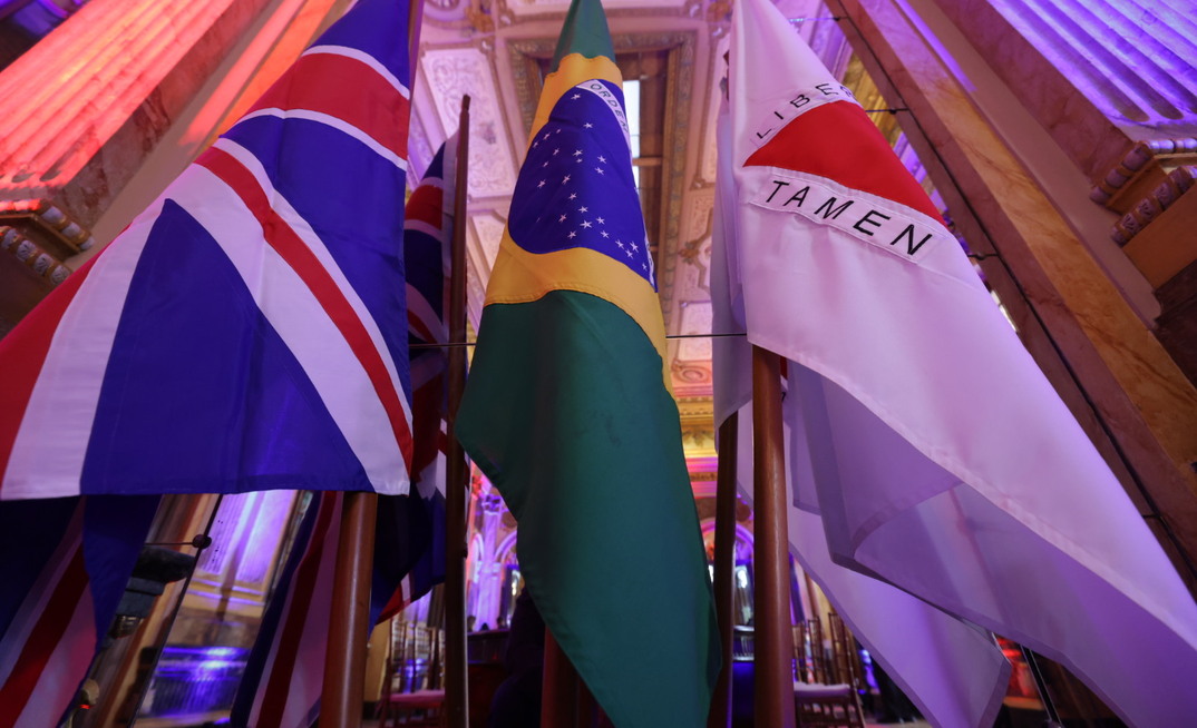 Bandeiras do Reino Unido, Brasil e Minas Gerais