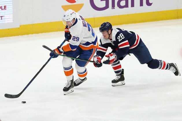 Justin Schultz's late goal lifts Capitals past Islanders