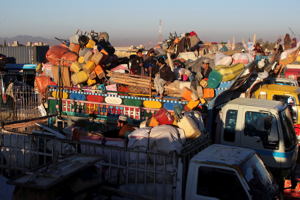 Repatriation of Afghan refugees resumes at Chaman border after deadly blast