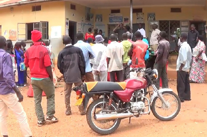 urious residents gathered outside iroobwe olice tation where the suspect was taken hoto by rederick iwanuka