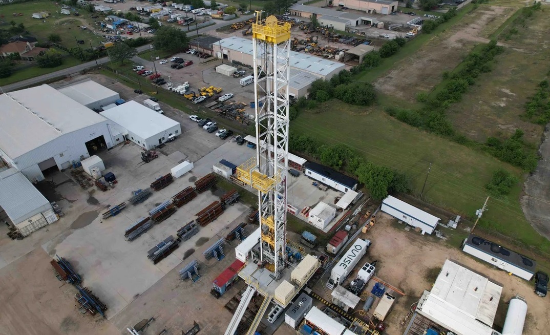 Drone image of the setup for the first demonstration of Quaise Energy’s novel drilling technique on a full-scale oil rig