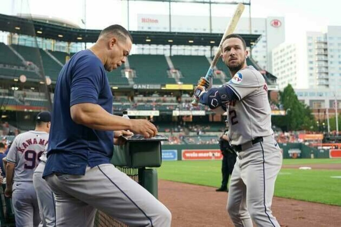 Report: Astros will not renew contract of hitting coach Alex Cintron