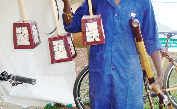 Noordeen Kasoma ng'alaga ebikwata ettaala by'akola mu mabanda Noordeen Kasoma ng'alaga ebikwata ettaala by'akola mu mabanda