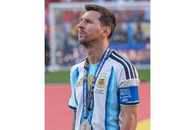 "A huge hug to you": Cristiano Ronaldo consoles Lionel Messi after father Jorge's death