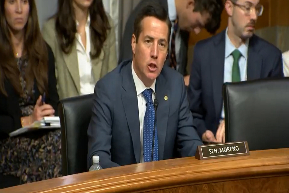 US Senator proposes ending dual citizenship citing "divided loyalties"