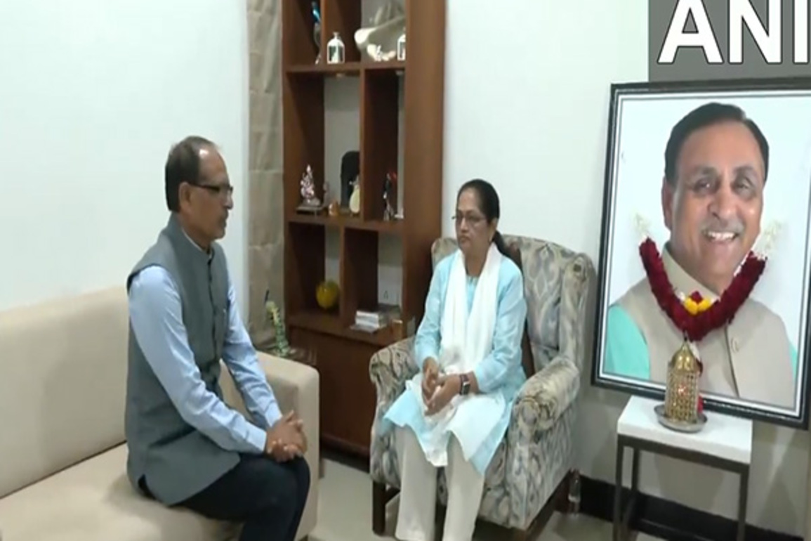 Shivraj Singh Chouhan meets Vijay Rupani's family members, pays tributes to late leader