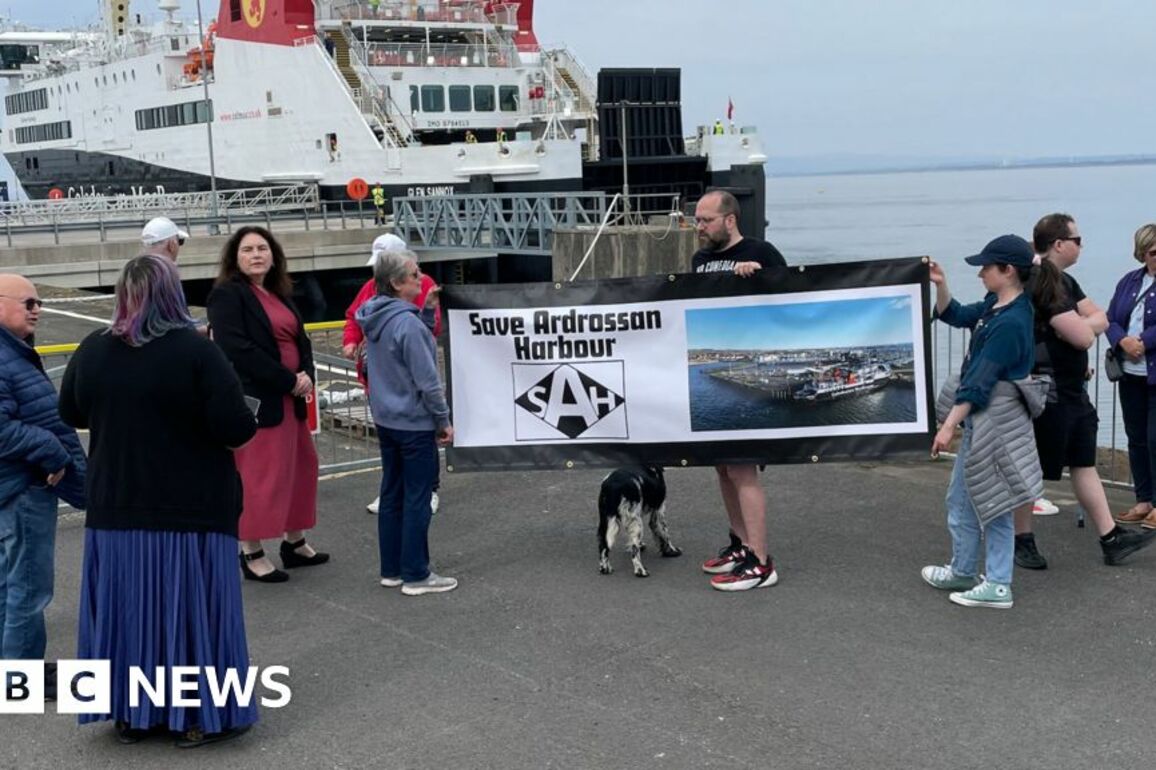 Ardrossan Harbour campaigners hold protest on ferry route