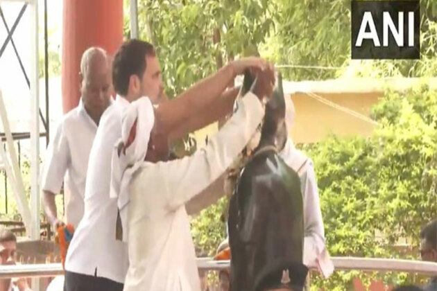 Bihar: Rahul Gandhi pays tribute to 'Mountain Man' Dashrath Manjhi in Gaya