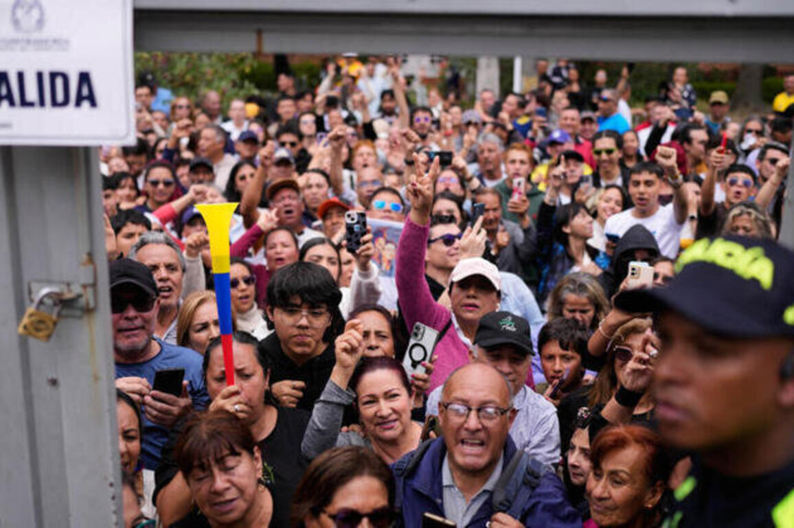 Live: Colombia Awaits Results as Polls Close