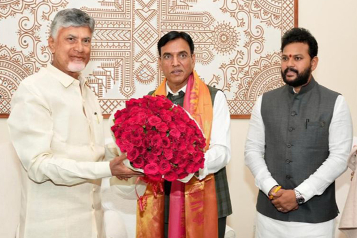 New Delhi: AP CM Chandrababu Naidu meets Union Minister Mansukh Mandaviya, discusses key projects