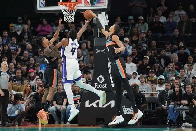 Spurs hand woeful Kings their 16th straight loss