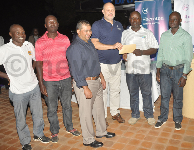 heraton otel general manager eanhillipe ittencourt 3rd  presents the sh5m cheque to rom winner ismas ndiza in the company of the top four erman utaawe  hillip asozi nil har and eo kope  at itante hoto by ichael subuga