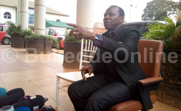 Paasita Ssenyonga ng'ayogerera mu lukung'aana lwa bannamawulire Paasita Ssenyonga ng'ayogerera mu lukung'aana lwa bannamawulire