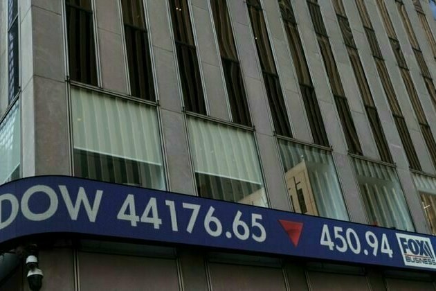 US markets flail amid trade war, uncertainty in Washington