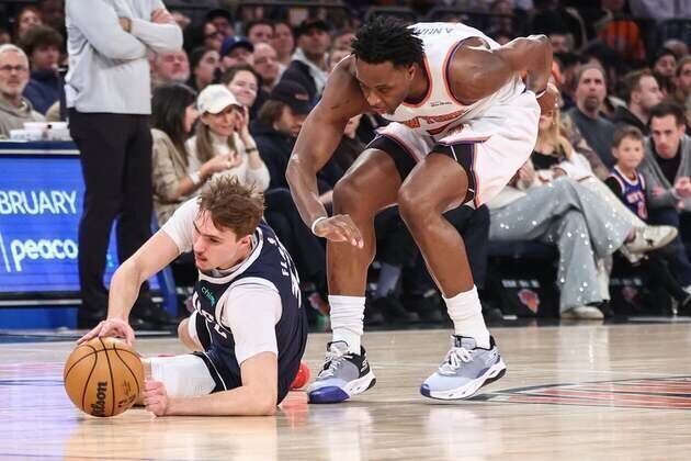 Mavericks use big second quarter to trounce reeling Knicks