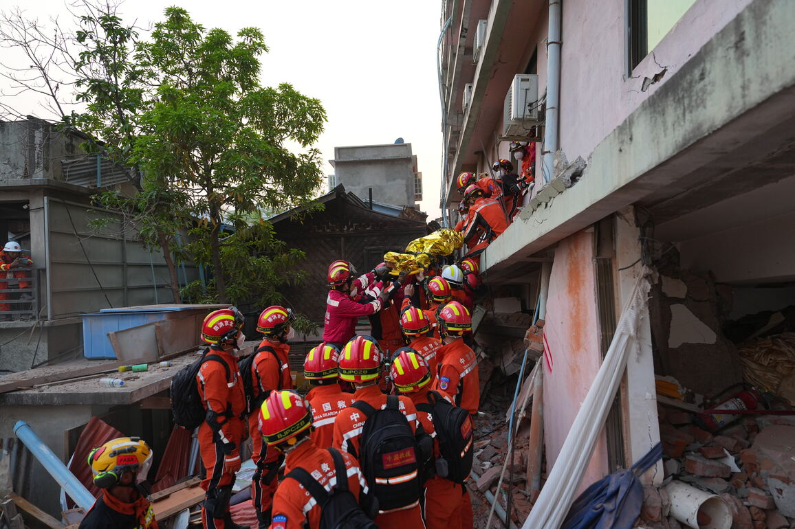 PhotoFlash | Another survivor pulled from rubble by Chinese rescuers in quake-hit Myanmar city Mandalay