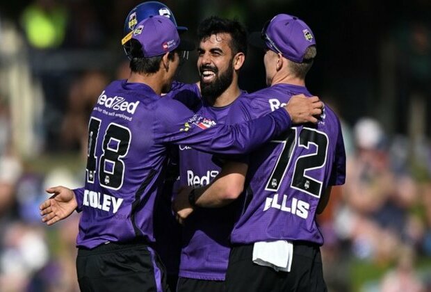 BBL: Meredith, Shadab shine, guide Hurricanes to eight-run win over Renegades