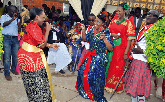 Emikolo gy’okwanjula ginyuma naye gikakasa abafumbo ku bwannannyini bw’ebintu ebimu ng’ettaka ly’abafumbo. Emikolo gy’okwanjula ginyuma naye gikakasa abafumbo ku bwannannyini bw’ebintu ebimu ng’ettaka ly’abafumbo.