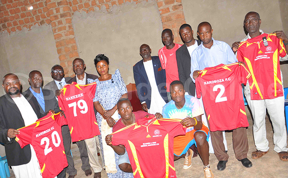 Abakungu b'olukiiko oluddukanya ttiimu ye Mmamba Kakoboza abakulembeddwa Davies Katabira ( asembye ku ddyo) nga balaga emijoozi egyabaweeredwa nnannyniyi "Hardware" ya Kijjambu and sons ku Lwomukaga akawungeezi. Abakungu b'olukiiko oluddukanya ttiimu ye Mmamba Kakoboza abakulembeddwa Davies Katabira ( asembye ku ddyo) nga balaga emijoozi egyabaweeredwa nnannyniyi "Hardware" ya Kijjambu and sons ku Lwomukaga akawungeezi.
