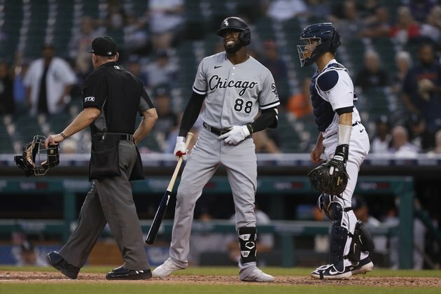 Tigers break tie in 8th, edge White Sox