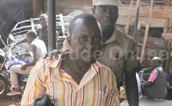 Omupoliisi ng'akunguzza Ssonko oluvannyuma lw'okukwatibwa. EKIF; ROGERS KIBIRIGE Omupoliisi ng'akunguzza Ssonko oluvannyuma lw'okukwatibwa. EKIF; ROGERS KIBIRIGE