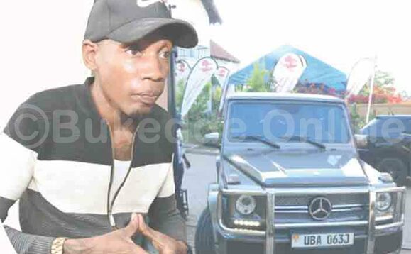 Poliisi ng’etwala emmotoka ya Bryan White Poliisi ng’etwala emmotoka ya Bryan White
