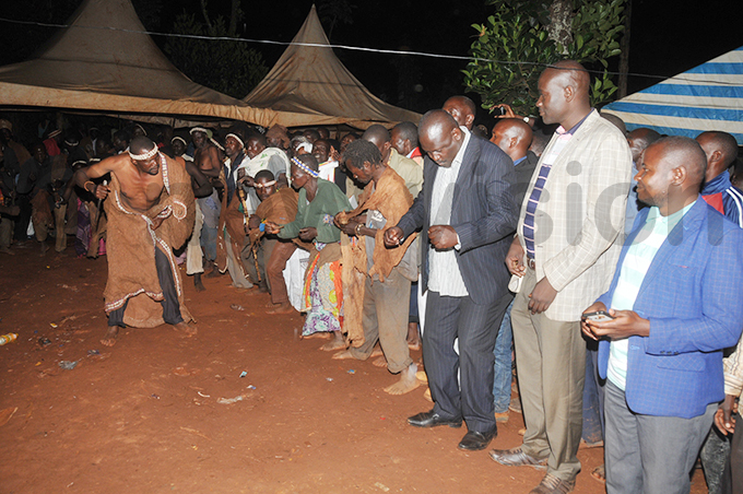 inisters from usoga kingdom atia akalali right ichard afumo 2nd right and ndrew tange 3rd right attending the burial ceremony hoto by onald iirya