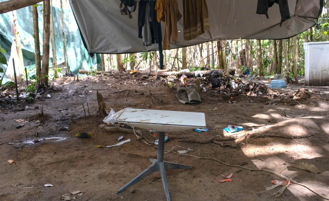Antena da Starlink em garimpo ilegal