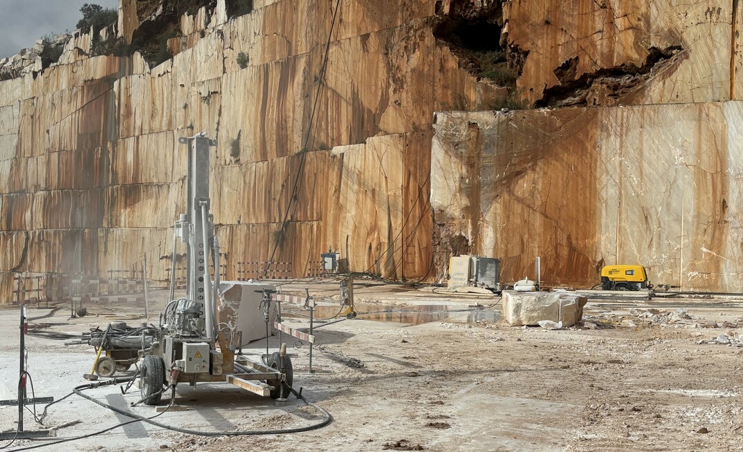 Atlas Copco’s portable E-Air H250 VSD compressors are used to power critical equipment at the Solubema Quarry in Portugal’s Alentejo region