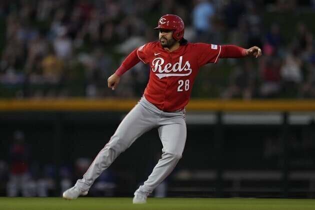 Eugenio Suarez begins second stint with Reds vs. Red Sox
