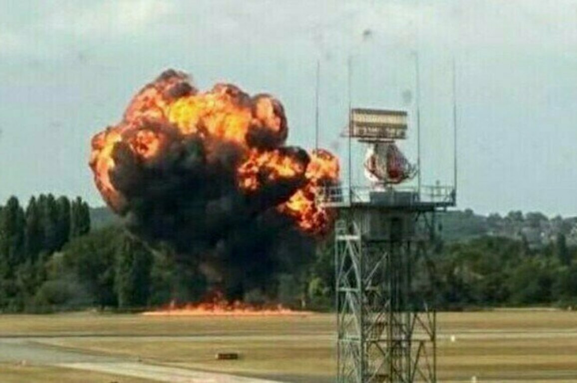 Plane crashes in UK 