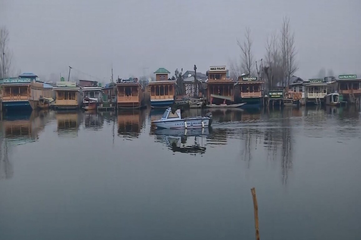 Cold wave grips Kashmir; tourists enjoy winter charm at Dal Lake