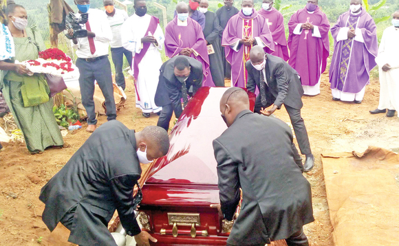 Bannaddiini mu kuziika omugenzi Kibuuka Musoke. Bannaddiini mu kuziika omugenzi Kibuuka Musoke.