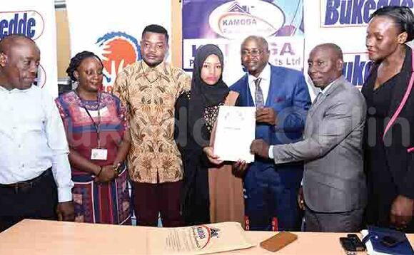 Kamoga ne mukyalawe nga balaga abakozi ba Bukedde ekyapa. Owookusatu ku ddyo ye Kojja Kevin Nyanja omu ku bagenda okusomesa mu musomo gwa Ssenga ku Freedom City ku Lwomukaaga nga August 31, okutandika ku ssaawa 2:00 ez’oku makya Kamoga ne mukyalawe nga balaga abakozi ba Bukedde ekyapa. Owookusatu ku ddyo ye Kojja Kevin Nyanja omu ku bagenda okusomesa mu musomo gwa Ssenga ku Freedom City ku Lwomukaaga nga August 31, okutandika ku ssaawa 2:00 ez’oku makya
