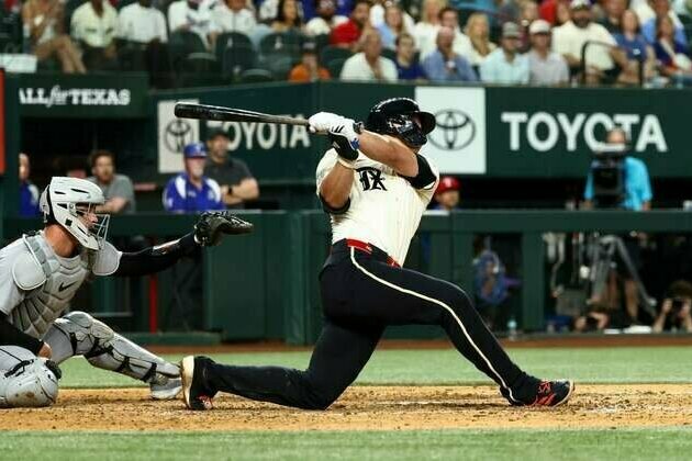 Corey Seager's two-run double lifts Rangers over Tigers