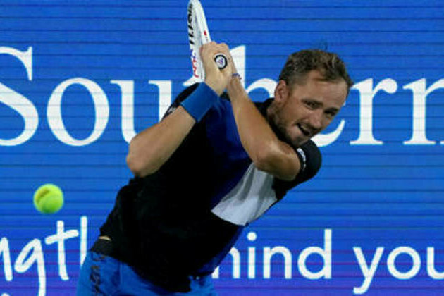Medvedev edges closer to top spot guarantee