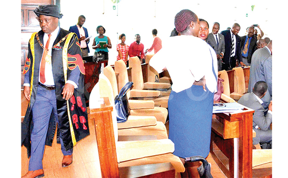 Lukwago ng'afuluma mu lukiiko lwa kanso olwayiise Lukwago ng'afuluma mu lukiiko lwa kanso olwayiise