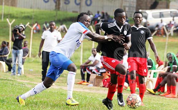 Nicholas Wadada owa Azam FC eya Tanzania (ku kkono) ng'asikang'ana ne Mubarak Nsubuga owa Express FC mu gw'okwegezaamu e Wankulukuku ku Sande. Balemaganye ggoolo 1-1. (STEPHEN MAYAMBA) Nicholas Wadada owa Azam FC eya Tanzania (ku kkono) ng'asikang'ana ne Mubarak Nsubuga owa Express FC mu gw'okwegezaamu e Wankulukuku ku Sande. Balemaganye ggoolo 1-1. (STEPHEN MAYAMBA)