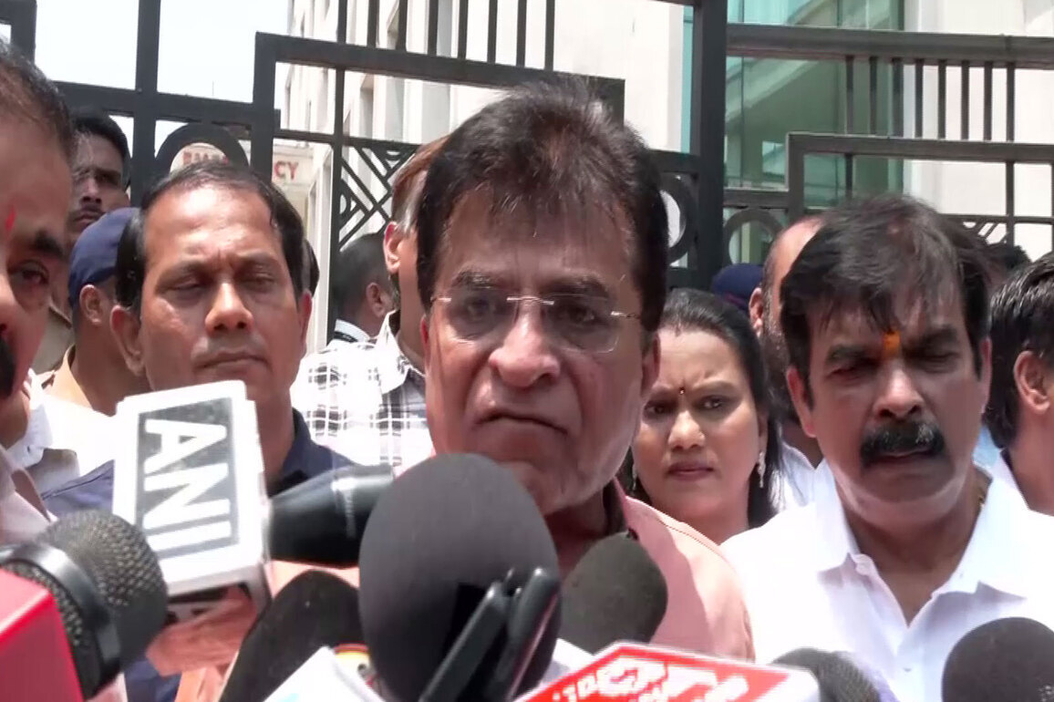 BJP's Kirit Somaiya writes to Mumbai Police, urges authorities to stop Namaz on roads